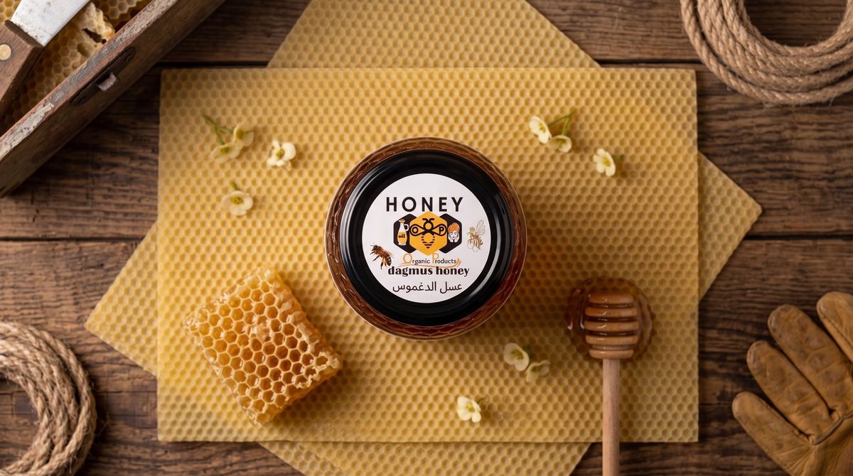 Pot de miel vu du dessus sur cire d'abeille